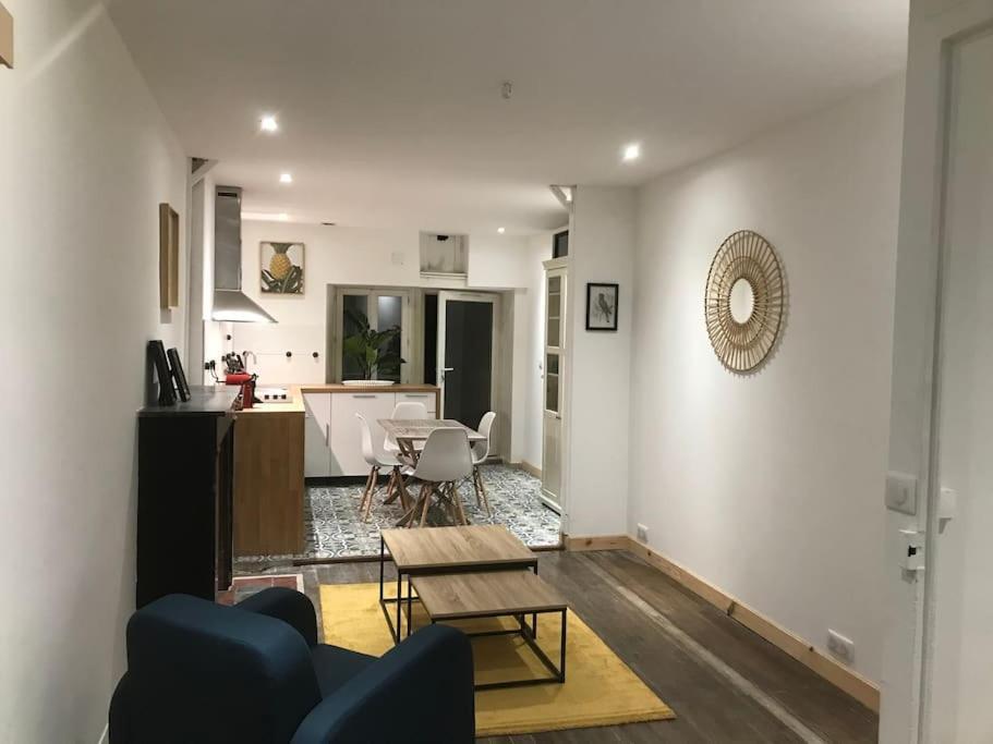 Appartement Cosy A Deux Pas De La Gare Лавал Екстериор снимка